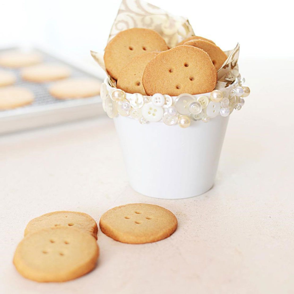 Buttons-short-ban-cookie-in-white cubo