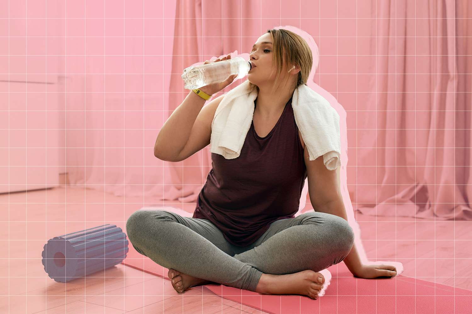 Mujer bebiendo agua mientras hace ejercicio
