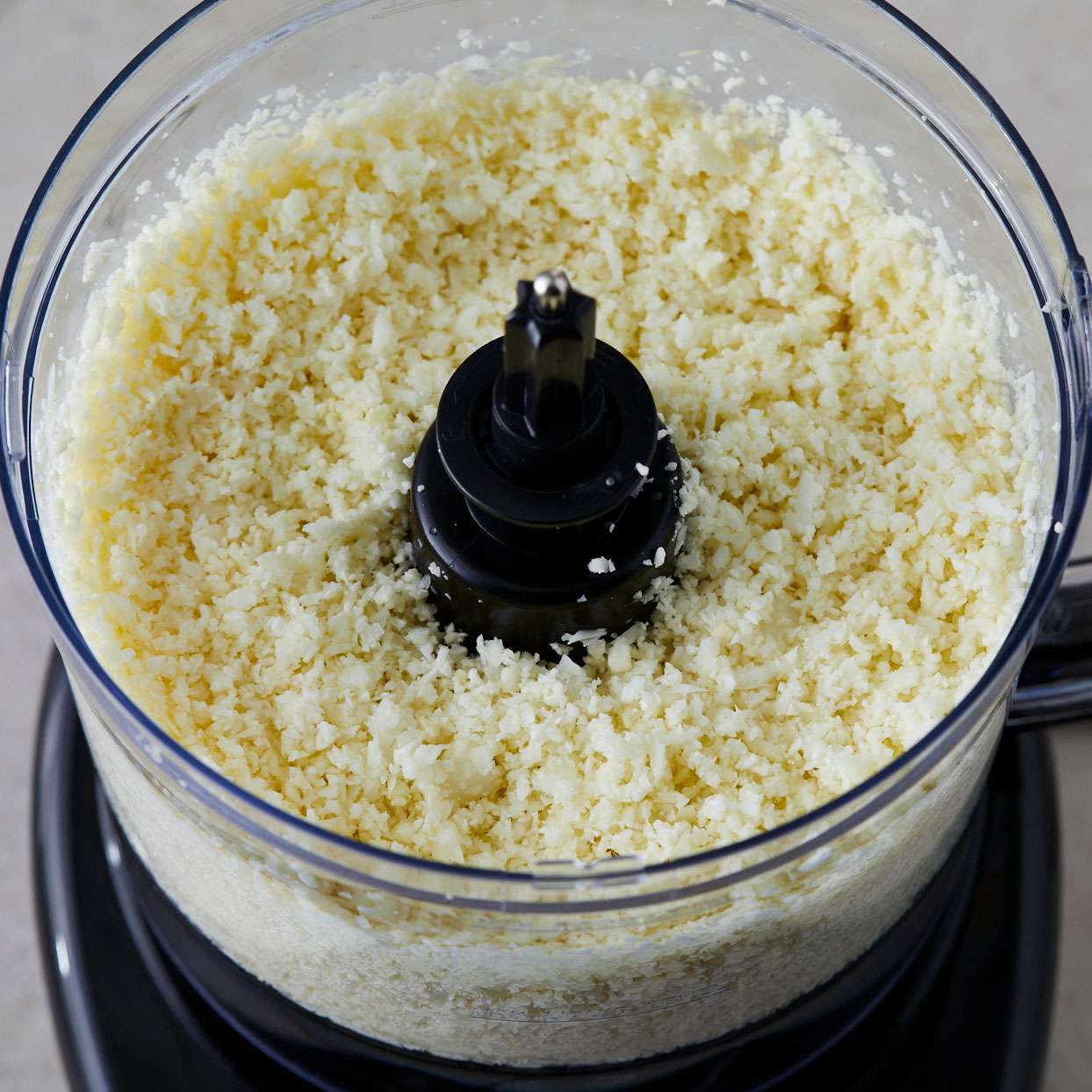 arroz de coliflor en procesador de alimentos