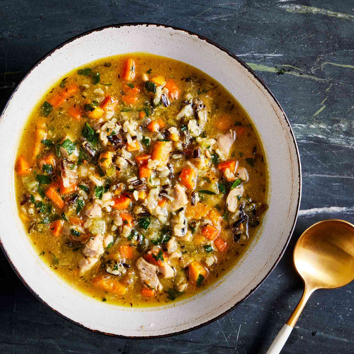 Foto de la receta de sopa de pollo y tubérculos con arroz salvaje.