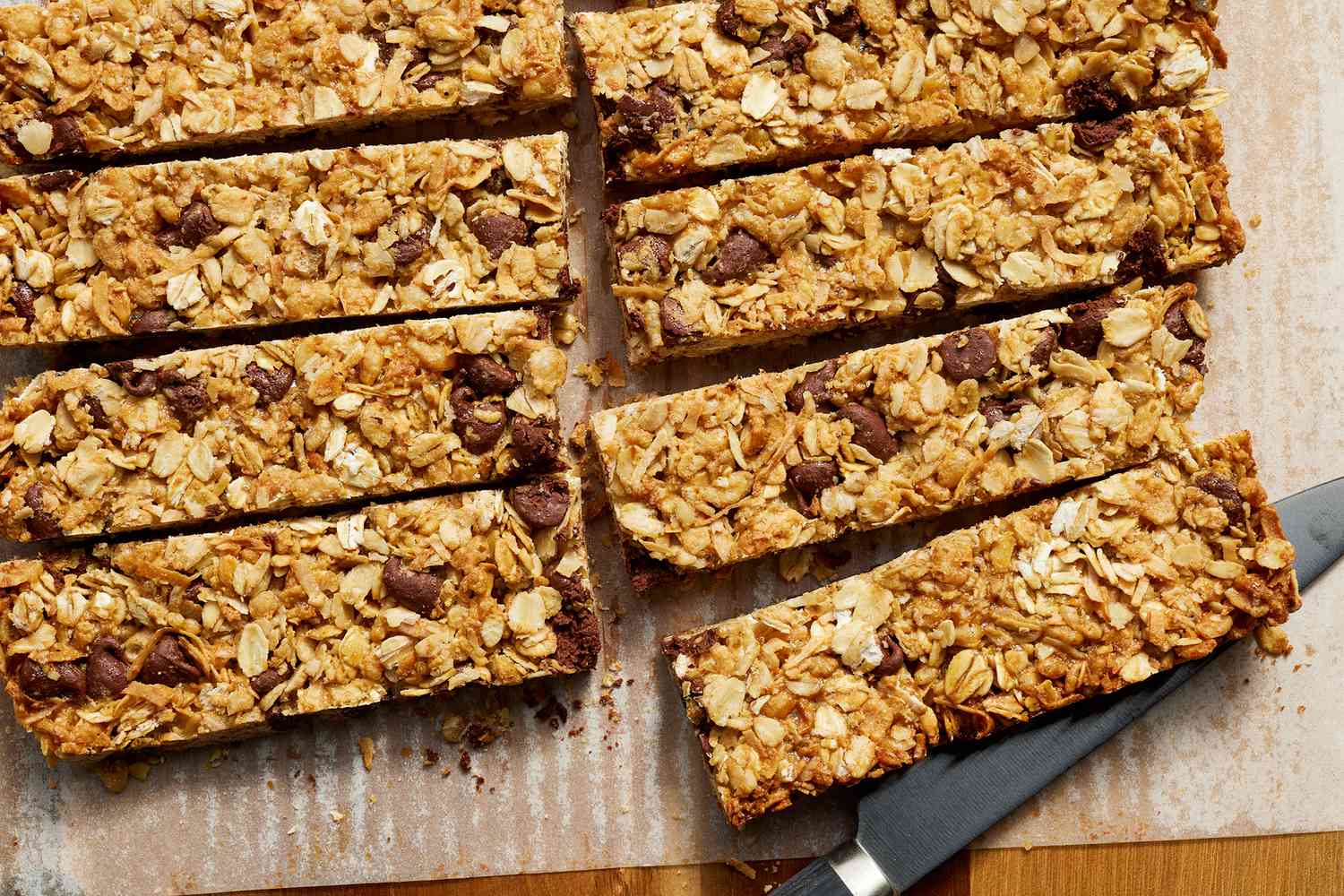 Foto de la receta de la barra de granola de coco cortada en barras de chocolate