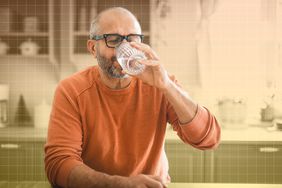 foto de un hombre bebiendo agua