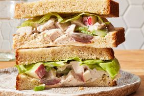 Foto de receta de árbites, pollo, ensalada, sándwich