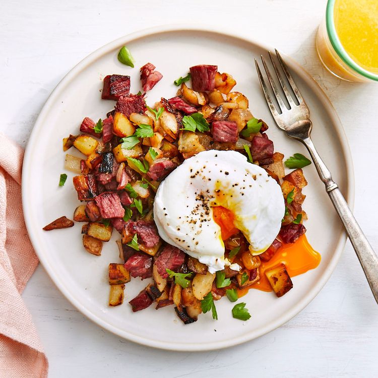 Panqueques de desayuno con huevos, picadillo integral y tocino.