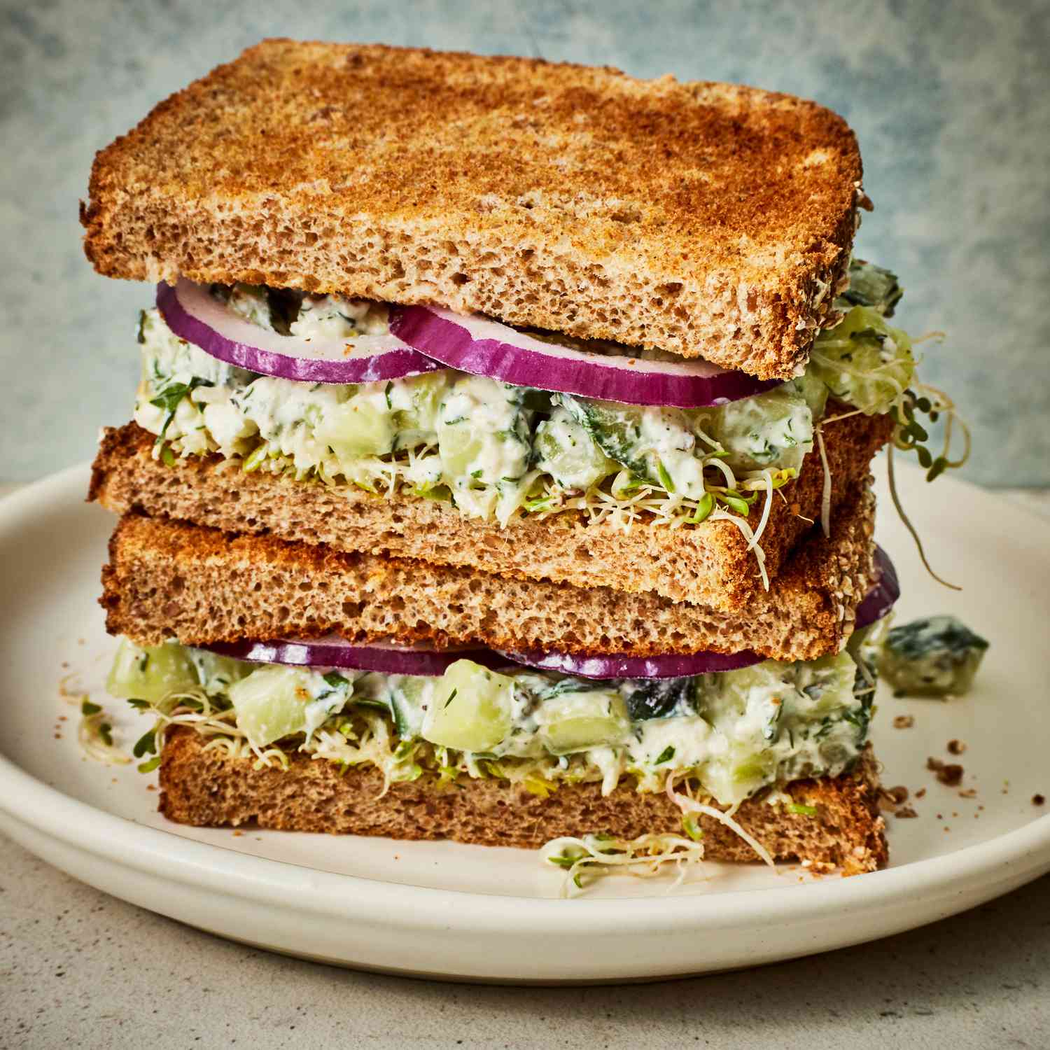 Receta fotográfica del sándwich de ensalada de pepino