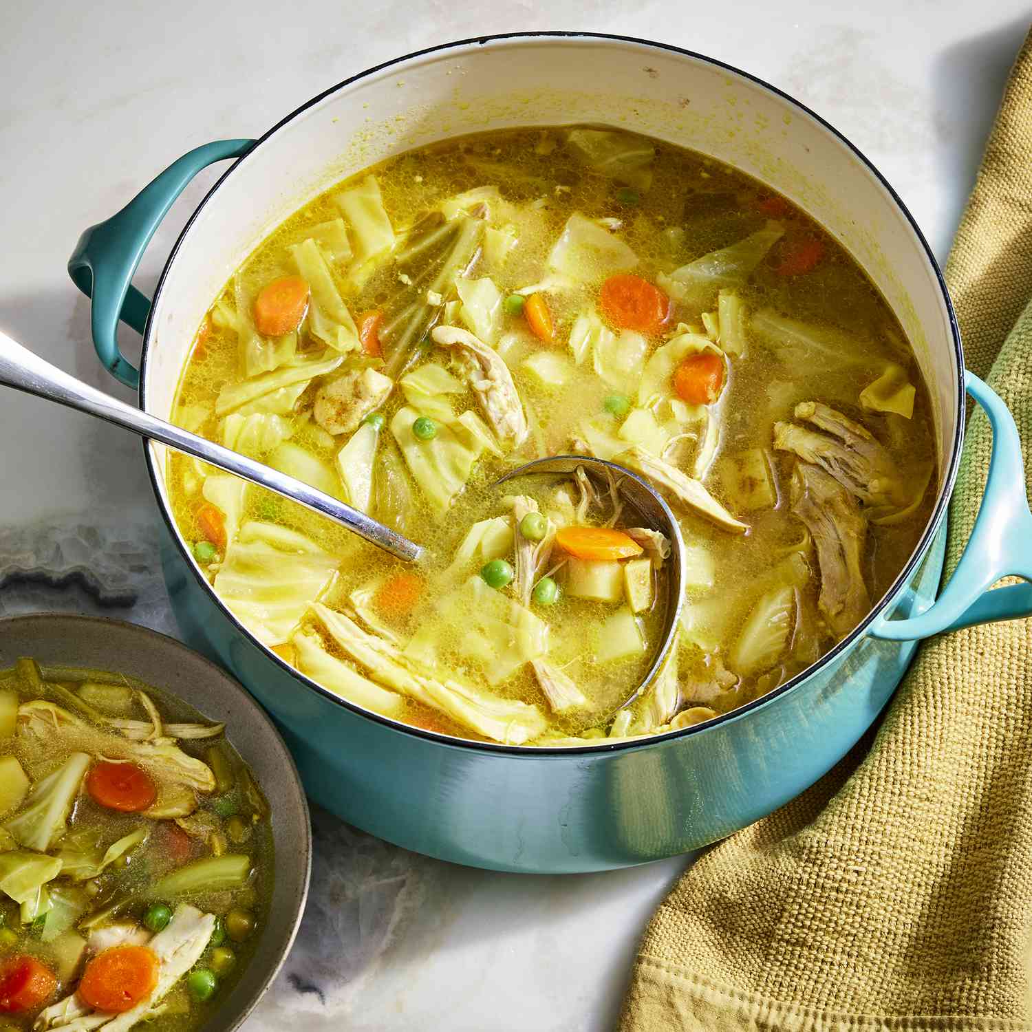 Fotos de recetas hechas en un tazón haciendo sopa de pollo y repollo en un tazón