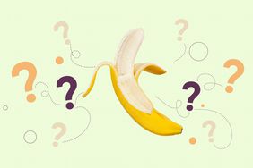Foto con plátano pelado y un signo de interrogación a su alrededor