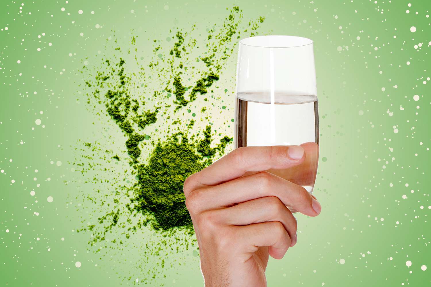 Collage de una mano sosteniendo un vaso de agua y polvo verde deportivo