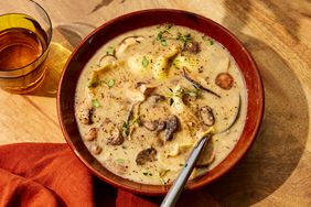 Foto de receta de sopa de champiñones cremosa con sabor a jerez