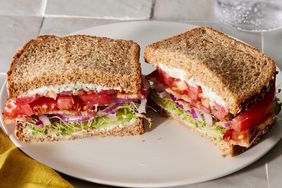 Foto de receta de sándwiches de tomate y pepino