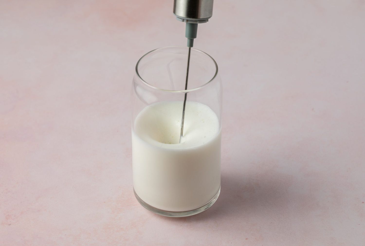 Paso 3: Use la leche batida inmediatamente y espolvoree lentamente con la bebida.