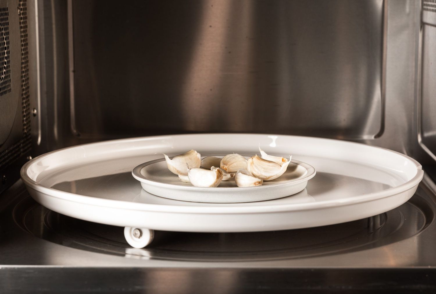 Aproximadamente calentando ajo en un plato pequeño en un horno de microondas