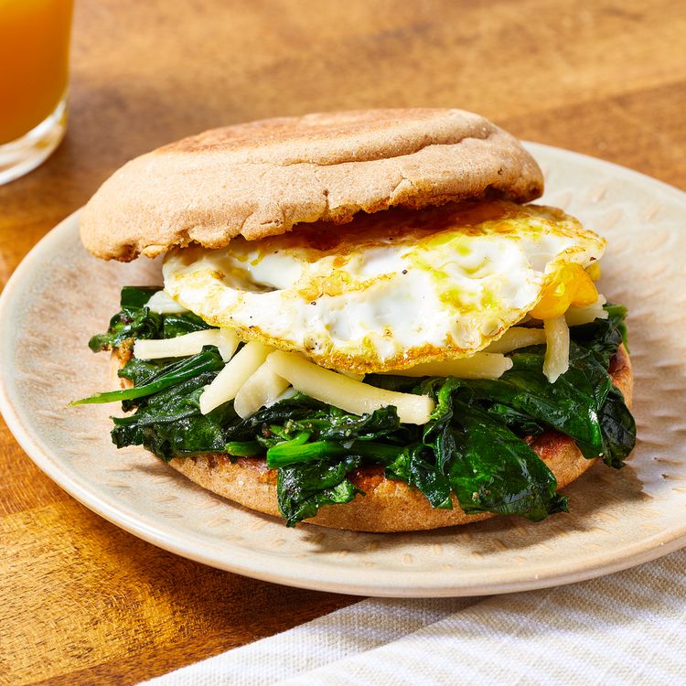 Foto de receta de sándwich de desayuno de huevos, espinacas y cheddar