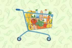 Ilustración de un carrito de supermercado lleno de comestibles y un signo de dólar detrás