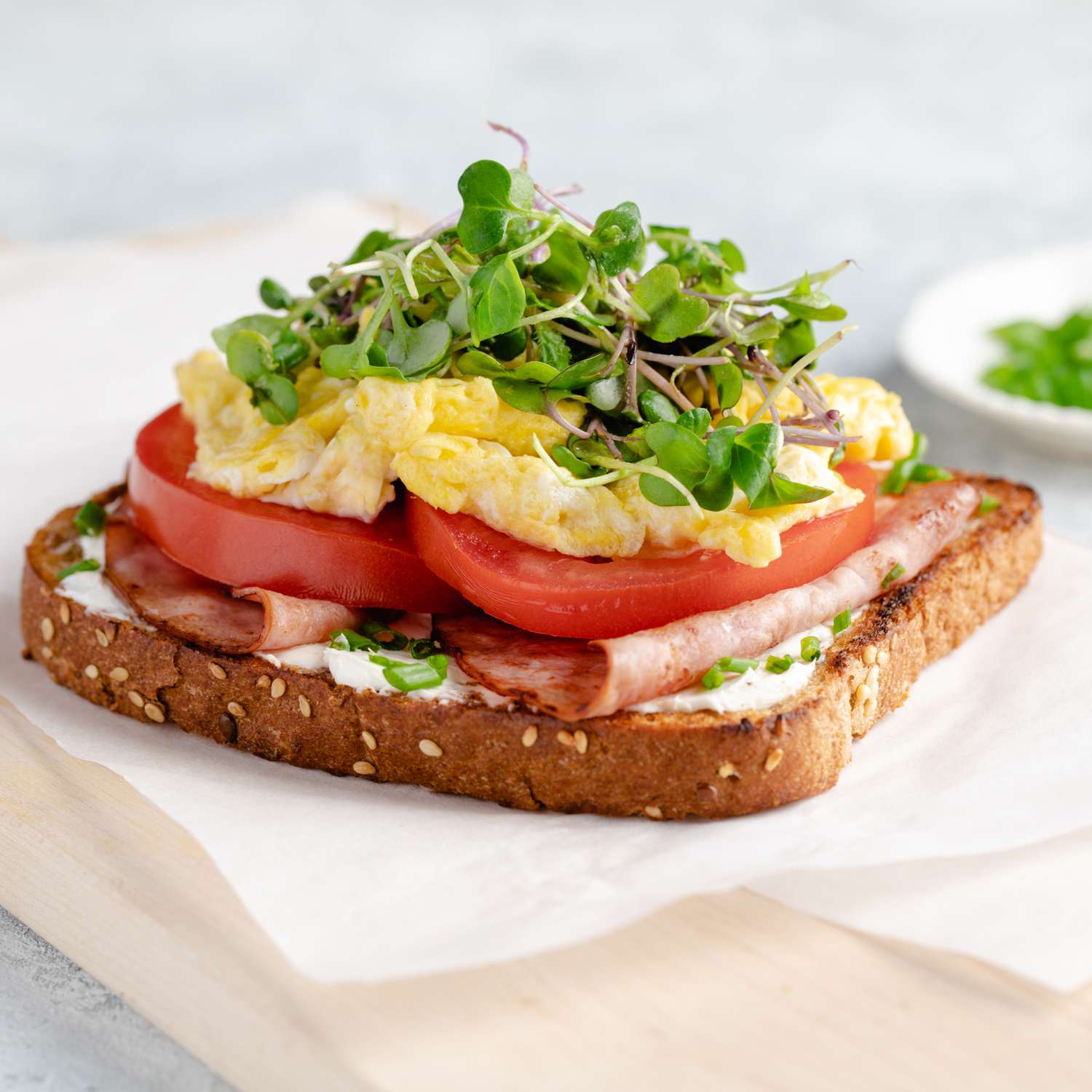 Jamón, huevos, brotes receta de sándwich de desayuno