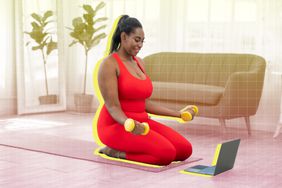 Foto de una mujer practicando en una estera de yoga.