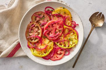 Foto de receta con ensalada de tomate simple, cebolla