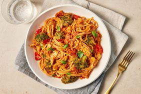 Fotos de recetas de espagueti de alta proteína de pollo y brócoli