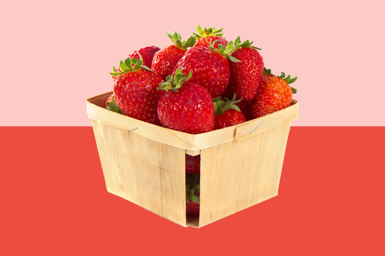 Si está considerando una foto de almacenamiento a largo plazo en un recipiente de madera, puede ahorrar fresas en el congelador. Si es un congelador, debe establecer los consejos anteriores: