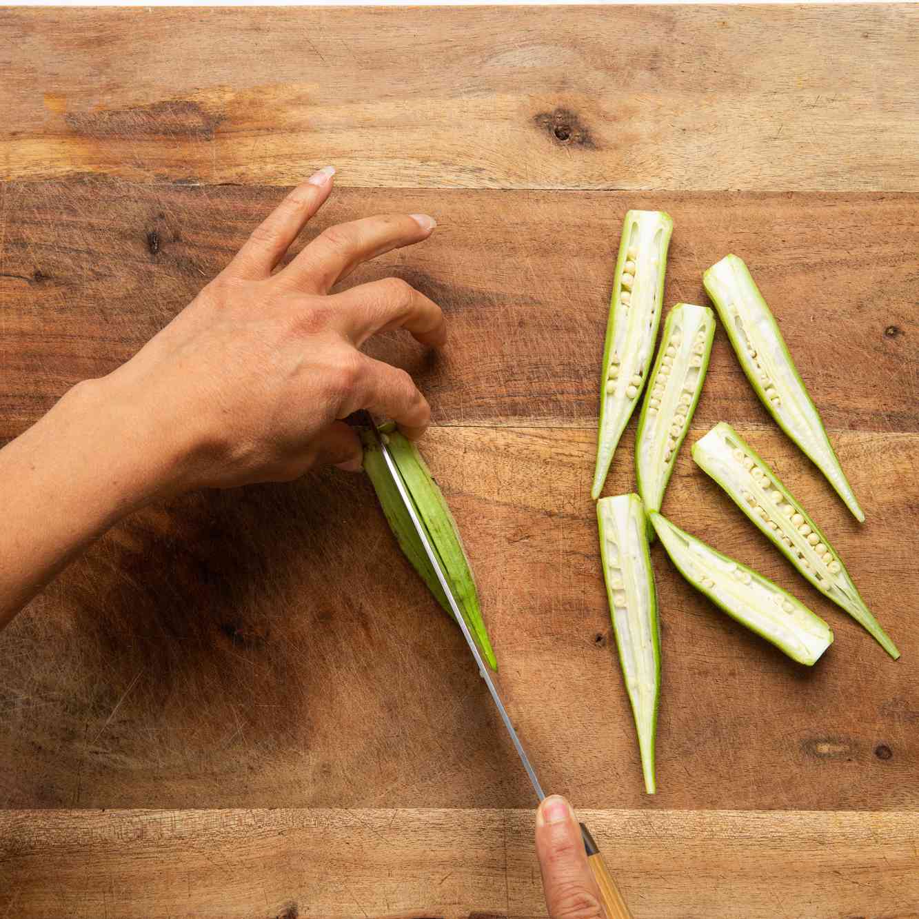 foto de una persona cortando okra