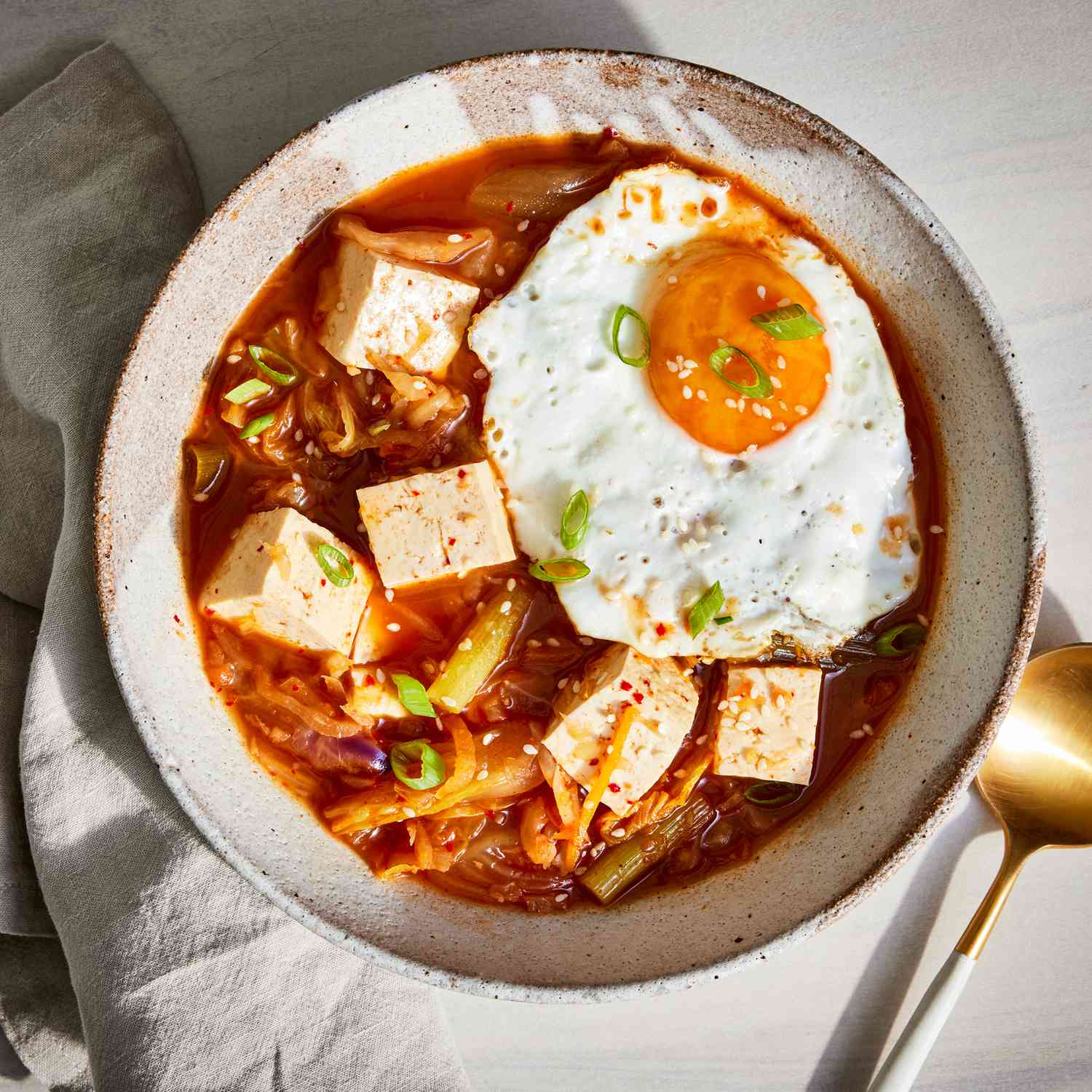 Fotos de recetas de sopa de kimchi y tofu, sésamo y huevos