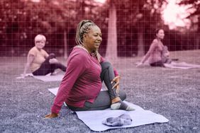 Foto de una mujer haciendo estiramiento y yoga
