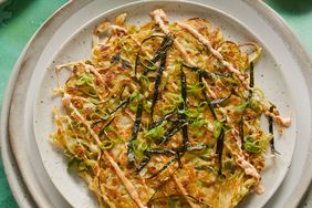Foto de receta de okonomiyaki servida en un plato