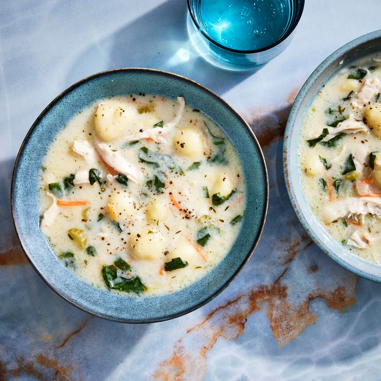 Copiar foto de receta que proporciona sopa de pollo y ñoquis de jardín de oliva en dos tazones