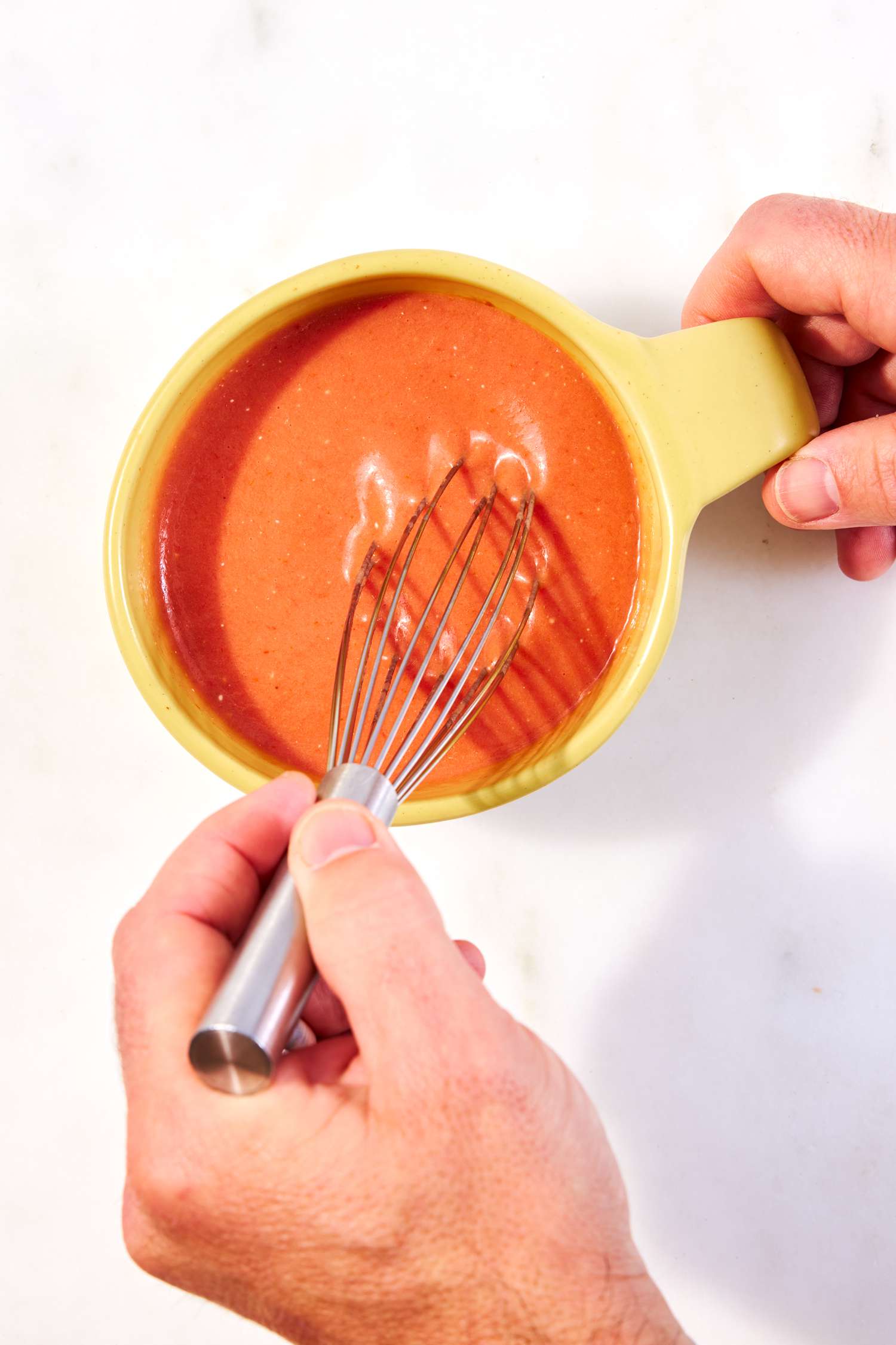 Photo < Span> Calorie 105 de la persona que pone los ingredientes de la sopa de taza de matón cremosa rápida en una taza