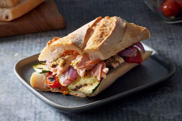 Foto de la receta del sándwich de salmón y verduras a la parrilla