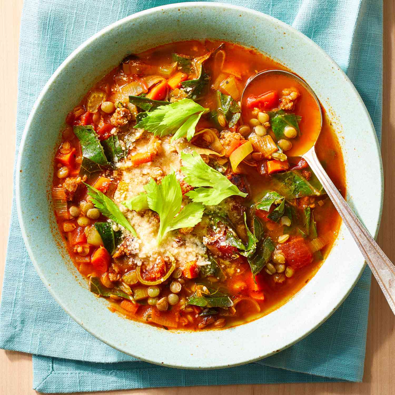 Foto imagen de receta de sopa de longaniza y lentejas (con cuchara)