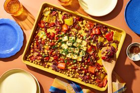 Foto de receta de hojas asadas, pimiento verde, cebolla morada, tomates cherry y rodajas de garbanzos