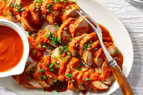 Foto de receta de plato y tenedor con salsa de cerdo en olla de cocción lenta