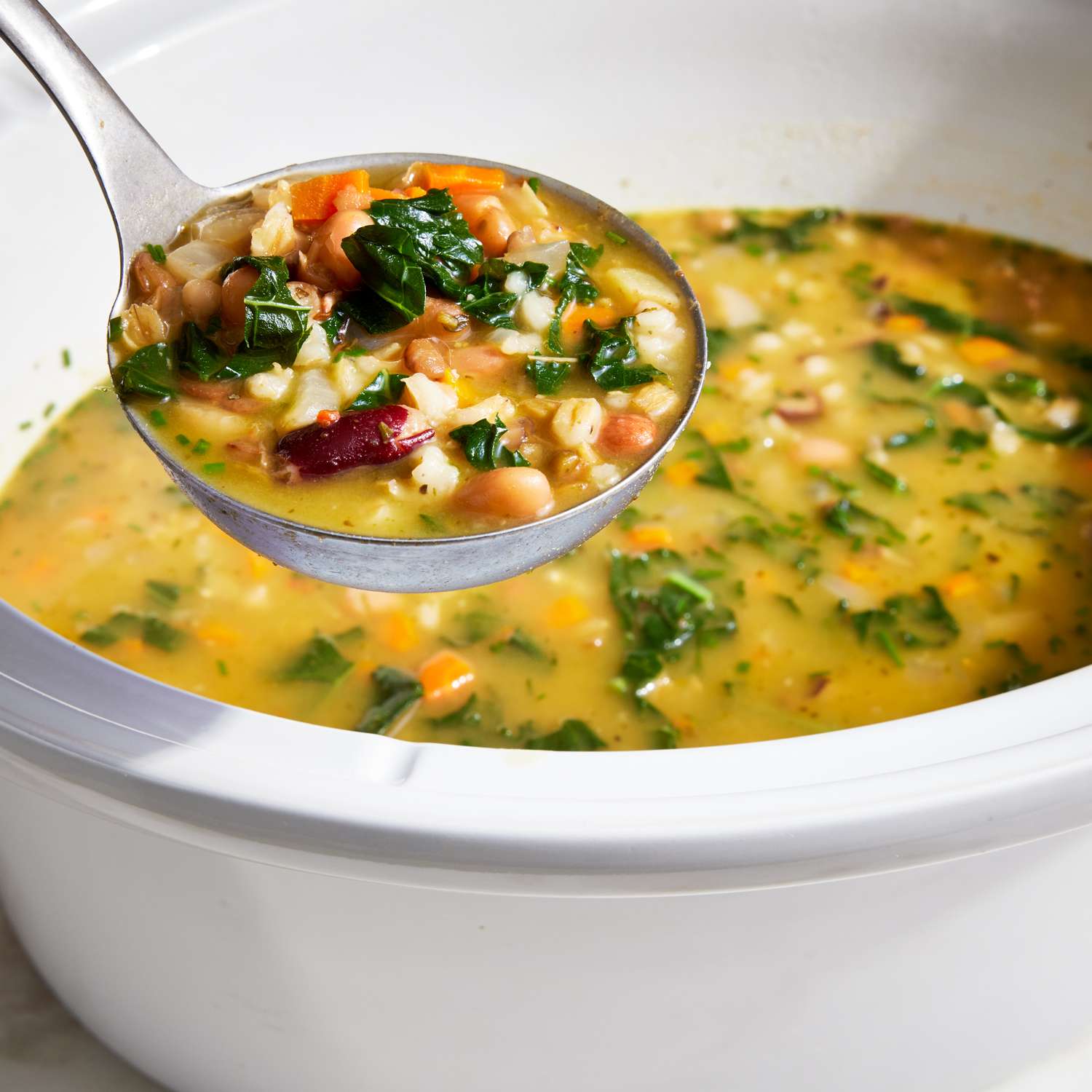 Foto de la receta de sopa de col rizada y cebada en olla de cocción lenta