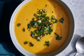 Una foto de una receta de sopa de camote naranja y nueces glemolata.