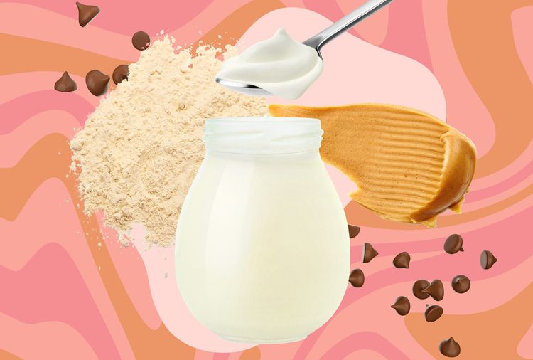 Collage de yogur griego, chispas de chocolate, proteína en polvo y mantequilla de maní