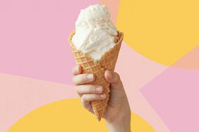 foto de una mano sosteniendo un cono de helado