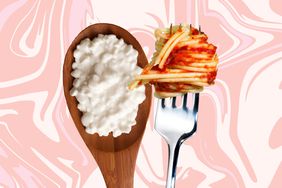 Collage de pasta de salsa roja con un requesón con cuchara y un tenedor