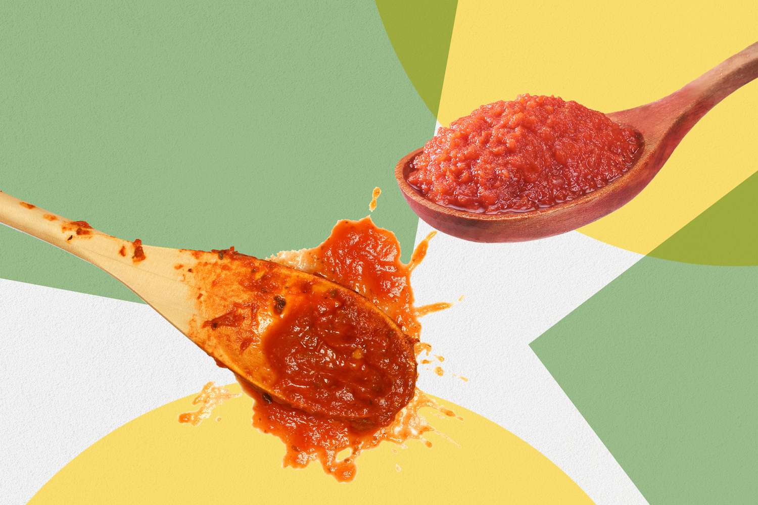 Foto de puré de tomate y salsa dispuestos en cucharas
