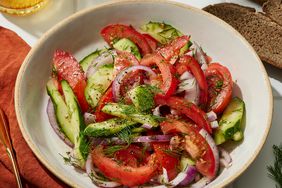 Receta fotográfica de ensalada de pepino y tomate con sabor a cebolla y eneldo