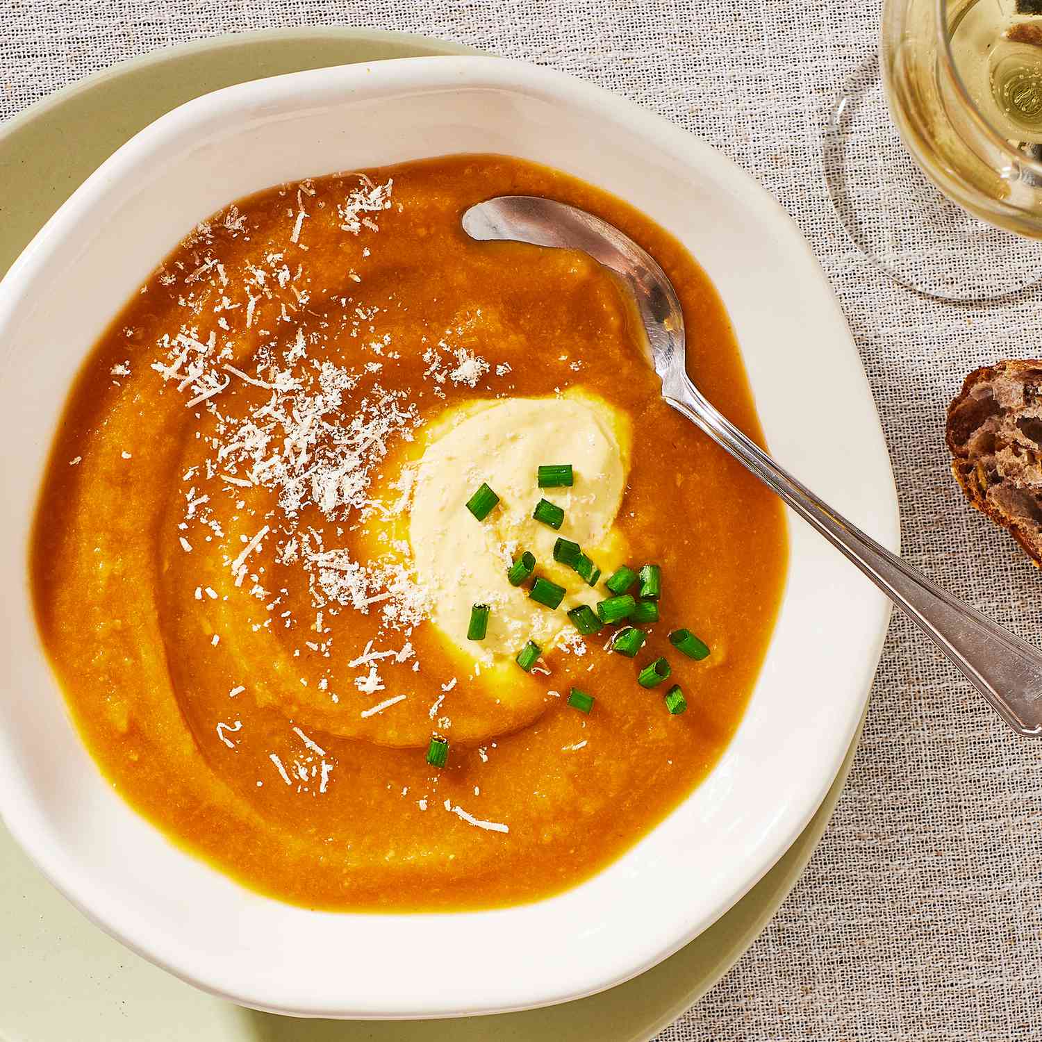 Foto de receta de sopa de calabaza de invierno y crema de ajo ahumado como terciopelo