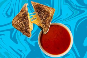 Collage de sopa de tomate y queso asado