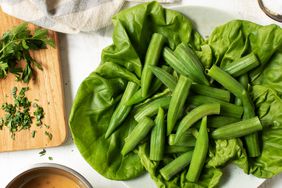 Cómo hacer okra brasileña y ensalada verde