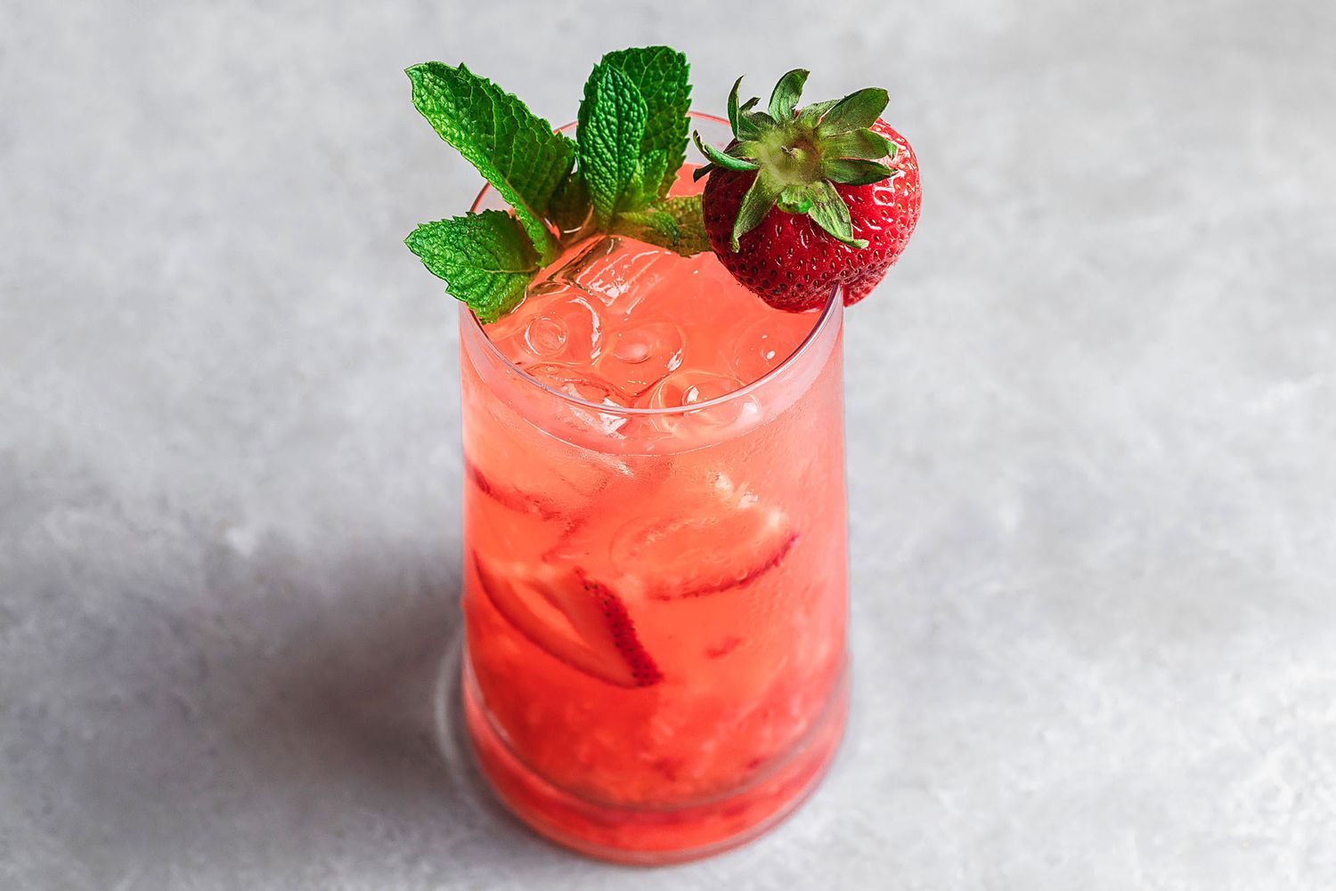 June Red Drink (limonada de jengibre de fresa espumosa)