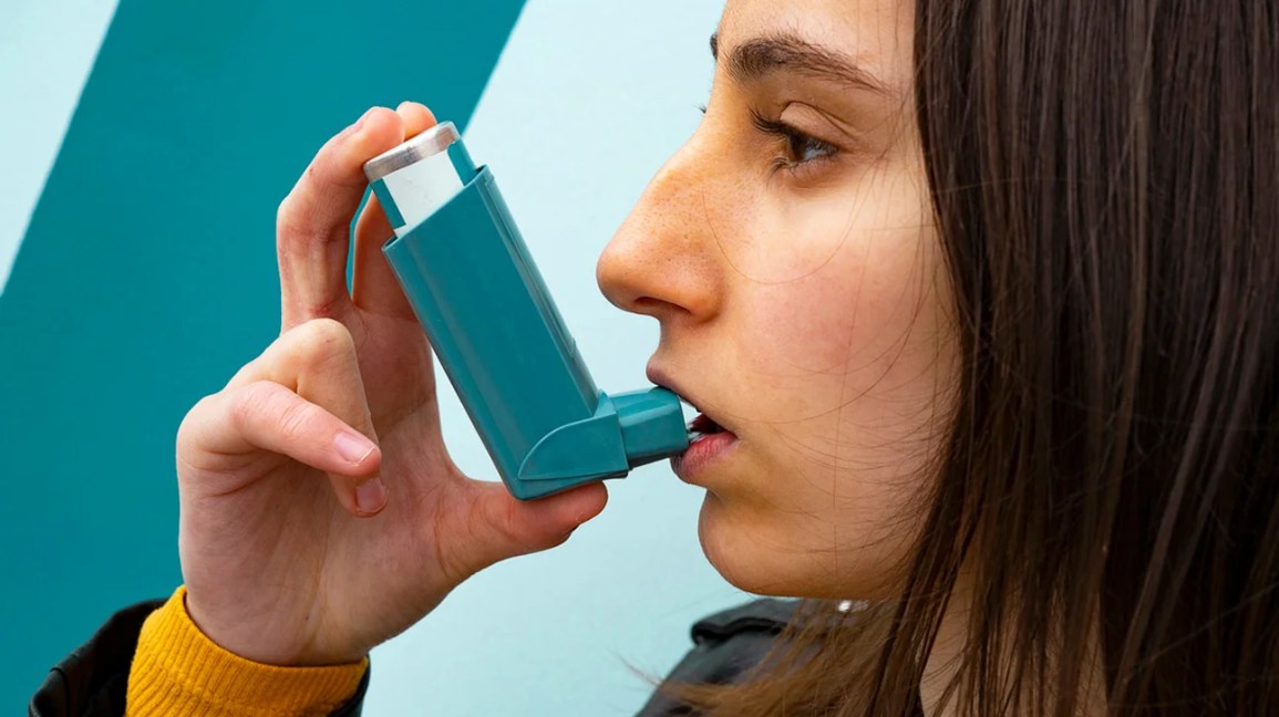 Una mujer utiliza una bomba para el asma para combatir los efectos del aire seco.