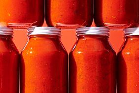 Montón de botellas de salsa de tomate.