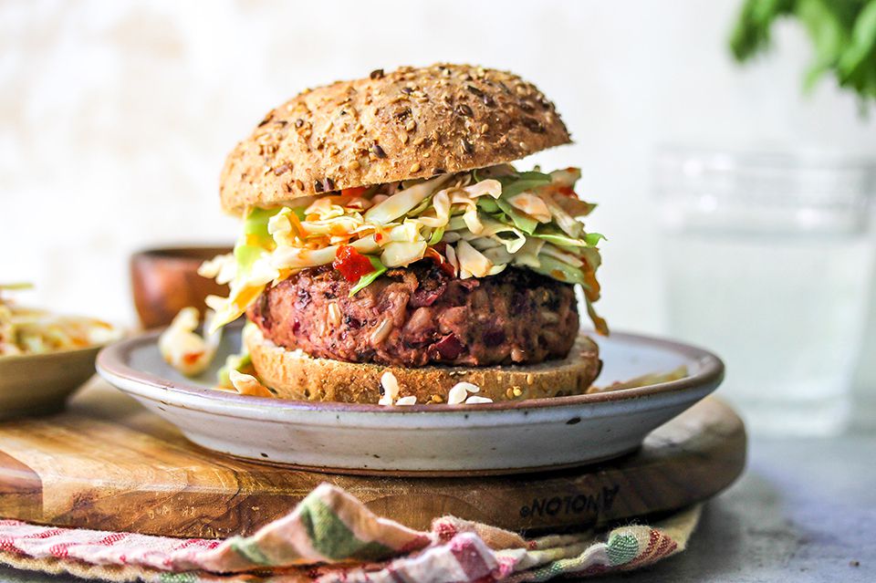 Siga la guía en esta paso a paso para crear el mejor vegetarger. Pruebe una hamburguesa simple y deliciosa.