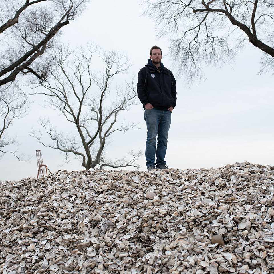 Pete Marinowsky del Proyecto Vilion Oyster en la colina de las conchas de ostras.