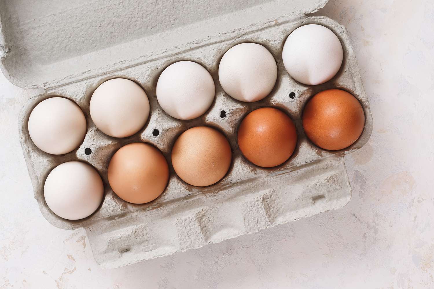 Lo importante es que el contenido es el mismo, tanto desde una perspectiva nutricional como desde el uso de la cocina, desde una perspectiva nutricional. Solo el color de la carcasa es diferente. A menos que elija omeg a-3 huevos reforzados (mejorados para agregar el efecto de Omega 3 a la alimentación de pollo), los huevos marrones y blancos son nutritablemente los mismos. Entonces, a excepción de aquellos que se ven mejor con los huevos marrones, ¡no hay una ventaja especial para los huevos marrones!¿Está blanqueado el huevo blanco? Puede pensar, pero no te preocupes.