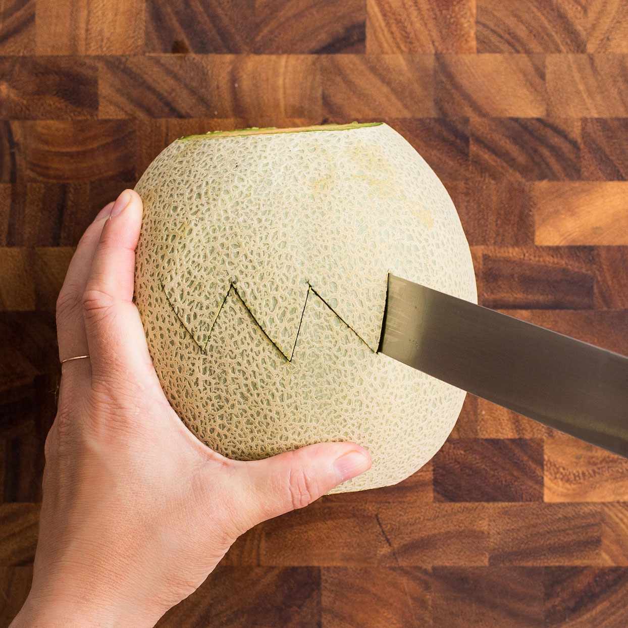 Corta el melón en un zigzag en la tabla de cortar
